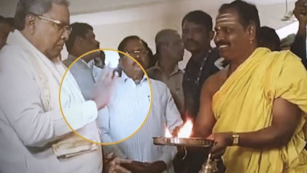 ‛‛நெற்றியில் குங்குமம் பூச முடியாது’’.. பூசாரியை தடுத்து நிறுத்திய சித்தராமையா.. வெடித்த சர்ச்சை