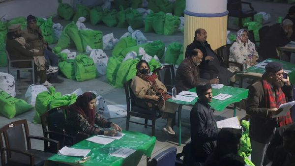 ஷாக் கொடுக்கும் தேர்தல் முடிவுகள்.. பிளான் பி யை கையில் எடுக்க தயாராகும் நவாஸ் ஷெரீப்