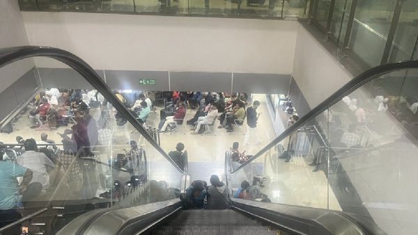 ரேஷன் மாதிரி கூட்டம்.. தட்டி தூக்கிய திருச்சி ஏர்போர்ட்! இப்படி நடக்குமுன்னு எதிர்பார்க்கவே இல்லையே!