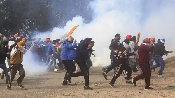 ரப்பர் குண்டுகள் + புகைக்குண்டுகள்..தளராத விவசாயிகள்!தடையை தகர்த்து டெல்லியை நோக்கி முன்னேறும் பேரணி