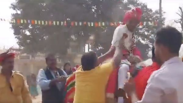 குஜராத்தில் காட்டுமிராண்டித்தனம்.. குதிரையில் தலித் ஏறக்கூடாதா? மாப்பிள்ளையை தாக்கிய சாதி வெறியர்கள்