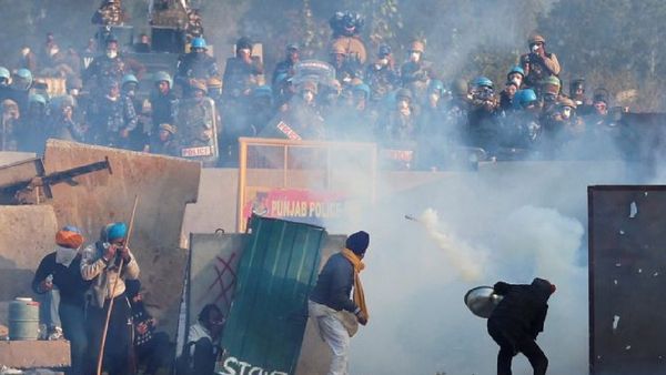 விவசாயிகளை விரட்டியடிக்கும் மத்திய அரசு.. டெல்லி எல்லையில் மீண்டும் கண்ணீர் புகைக்குண்டு வீச்சு