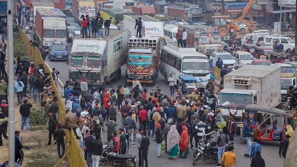 வாகனம் மோதி உயிரிழப்பு ஏற்பட்டால் டிரைவருக்கு 10 வருடம் சிறை.. சட்டத்தை நிறுத்தி வைத்த மத்திய அரசு