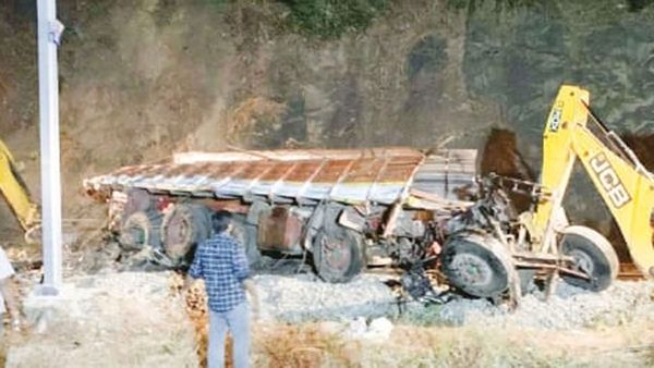 தென்காசியில் தண்டவாளத்தில் கவிழ்ந்த லாரி.. டார்ச் அடித்து ரயிலை நிறுத்திய வயதான தம்பதி! என்ன நடந்தது