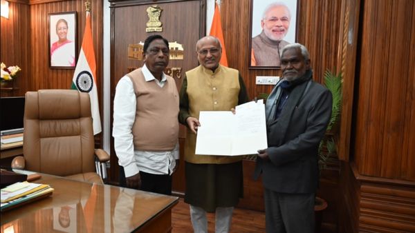 தீர்ந்தது குழப்பம்.. நள்ளிரவில் சம்பாய் சோரனை ஆட்சி அமைக்க அழைத்த ஜார்க்ண்ட் ஆளுநர்