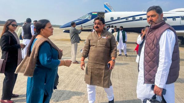 தனி விமானத்தில் ஐதராபாத் வந்த ஜார்க்கண்ட் எம்எல்ஏக்கள்.. நம்பிக்கை வாக்கெடுப்பில் தப்புமா புதிய அரசு