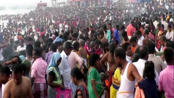 தை அமாவாசை: ராமேஸ்வரம் அக்னி தீர்த்தக்கடலில் ராமநாதசுவாமி தீர்த்தவாரி.. நீராட குவியும் பக்தர்கள்