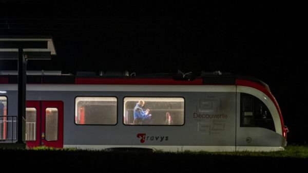 ஒரு கையில் கோடாரி.. இன்னொரு கையில் கத்தி.. ரயிலை கடத்திய இளைஞர்.. உறைந்த பயணிகள்.. அடுத்து திக்திக்