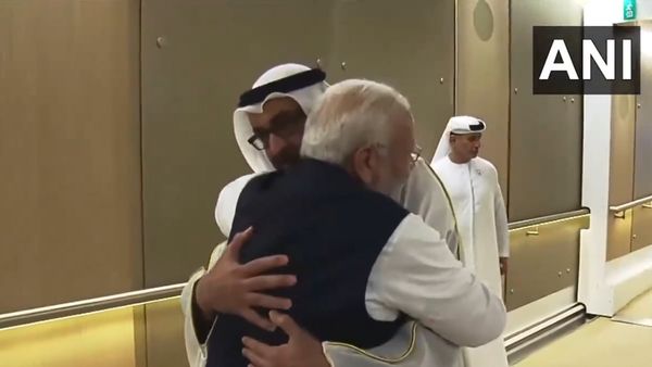 மோடியை அப்படியே ஆரத்தழுவி வரவேற்ற ஐக்கிய அரபு அமீரக அதிபர் முகமது பின் சயீத்! கோலாகல வரவேற்பு