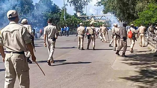போலீஸ் நீக்கத்திற்கு எதிர்ப்பு.. மணிப்பூரில் மீண்டும் டென்ஷன்.. 2 பேர் பலி! இன்டர்நெட் முடக்கம்