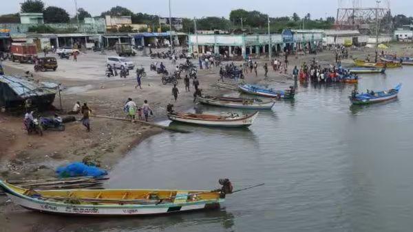 பாதுகாப்பு கருதி பழவேற்காடு மீனவர்கள் இன்று கடலுக்குள் செல்ல தடை! ஏன் என்னாச்சு?