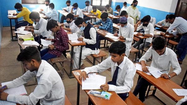 மாணவர்கள் புத்தகங்களை பார்த்து தேர்வு எழுதலாம்.. சிபிஎஸ்இ கொடுத்த இன்ப அதிர்ச்சி.. மேஜர் ட்விஸ்ட்