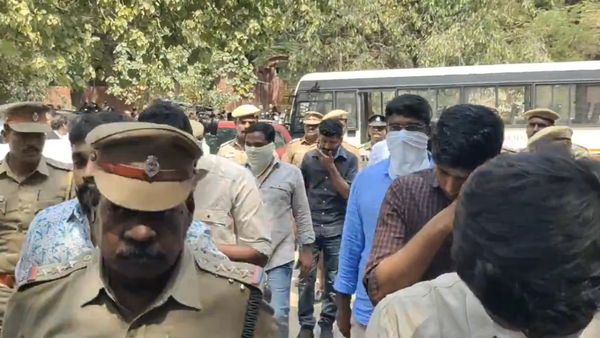 நாட்டையே அதிர வைத்த பொள்ளாச்சி பாலியல் பலாத்கார வழக்கு: 9 பேர் கோர்ட்டில் ஆஜர்.. வீடியோ ஆதாரம் ஆய்வு