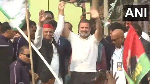 ஆக்ராவை அதிர வைத்த ‘தெறி’ உற்சாகம்! அண்ணன்டா..தம்பிடா.. இணைந்த கைகளான ராகுல் காந்தி- அகிலேஷ் யாதவ்!