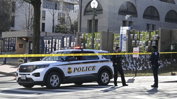 பாலஸ்தீனம் மீது இஸ்ரேல் தாக்குதல்.. போரை நிறுத்துங்கள்.. அமெரிக்க படை வீரர் தீக்குளிப்பு