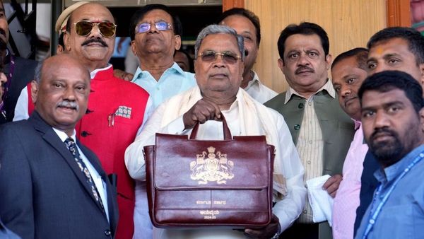 பெங்களூரில் இனி நள்ளிரவு 1 மணி வரை கடைகள் திறந்திருக்க அனுமதி.. பட்ஜெட்டில் அறிவித்த சித்தராமையா