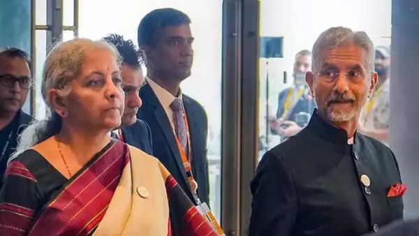 லோக்சபா தேர்தலில் நிர்மலா சீதாராமன் - ஜெய்சங்கர் போட்டி? ஸ்கெட்ச் கர்நாடகாவில்!