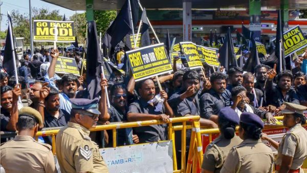 மோடிக்கு எதிராக கருப்பு கொடியுடன் குதித்த காங்கிரசார்.. பரபர நெல்லை, தூத்துக்குடி! கைது செய்த போலீஸ்