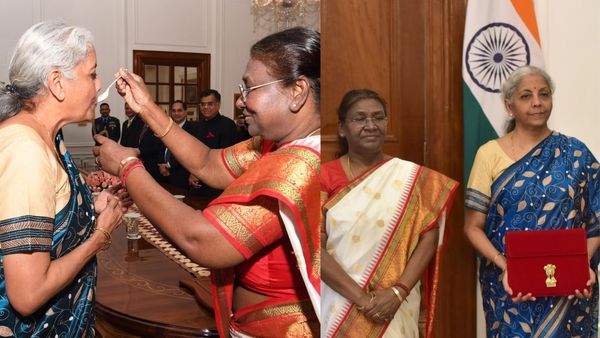 பட்ஜெட் தாக்கல் செய்யும் முன் ஸ்வீட்.. நிதியமைச்சருக்கு இனிப்பு ஊட்டிய ஜனாதிபதி திரௌபதி முர்மு
