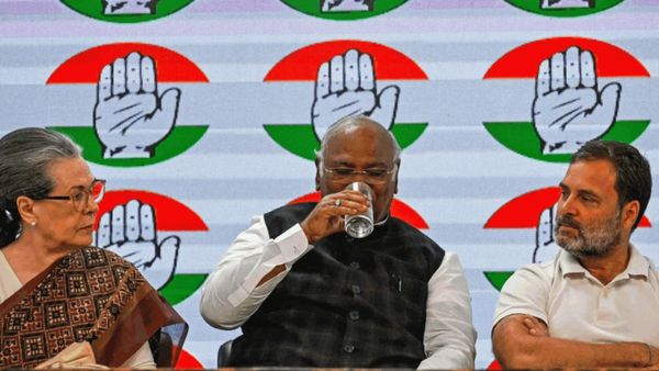 வருமான வரி.. வங்கி கணக்கு.. 'ஒன்பது கிரகமும் உச்சத்தில்'.. காங்கிரஸ் கட்சிக்கு வந்த பெரிய சிக்கல்