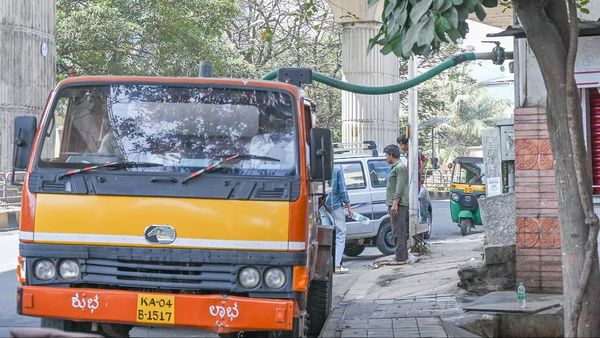 குடிக்க கூட தண்ணீர் இல்லை.. பெங்களூரில் வசூல் வேட்டையில் வாட்டர் டேங்கர்கள்! கட்டணம் நிர்ணயித்த அரசு