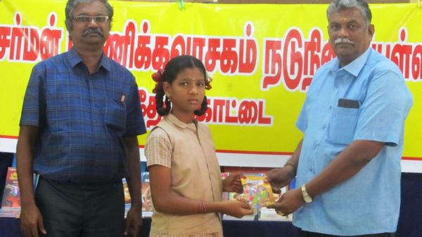 வாசிப்பு பழக்கத்தை மேம்படுத்த முயற்சி.. தேவகோட்டை அரசு பள்ளிக்கு புத்தகங்களை பரிசளித்த ஆர்டிஓ