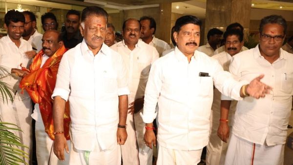 இரவோடு இரவாக ஹோட்டலில் நடந்த ஓபிஎஸ் & பாஜக மீட்டிங்.. கைமாறிய ‘சீட்’ பட்டியல்.. நாளை மீண்டும் பேச்சு