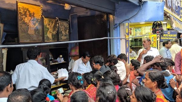 திருநெல்வேலி இருட்டு கடை அல்வாவிற்கு அல்வா கொடுத்த கும்பல்.. கடைசியில் இப்படி இறங்கிடாங்களே