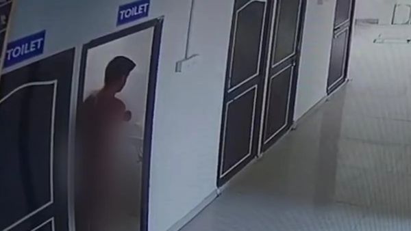‛‛உடலில் ஒட்டுத்துணி கூட இல்லை’’.. நிர்வாணமாக மருத்துவமனையை சுற்றி வந்த டாக்டரால் பரபரப்பு