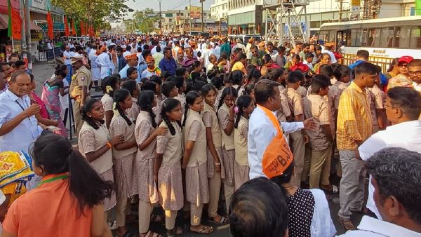 மோடி பேரணியின்போது மாணவர்கள் சீருடையுடன் நின்ற விவகாரம்.. பள்ளிக்கே சென்ற டீம்.. அதிரடி ஆக்‌ஷன்!