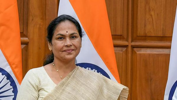 தமிழர்கள் பற்றி சர்ச்சை.. மத்திய அமைச்சர் ஷோபா மீது பாயும் அதிரடி நடவடிக்கை.. தேர்தல் ஆணையம் கெடு