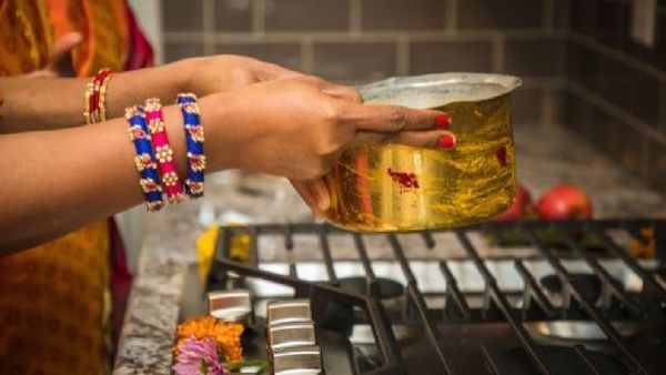 புது வீட்டிற்கு செல்லும் போது.. பால் காய்ச்சுவது ஏன் தெரியுமா? இந்த பழக்கத்திற்கு என்ன காரணம்?