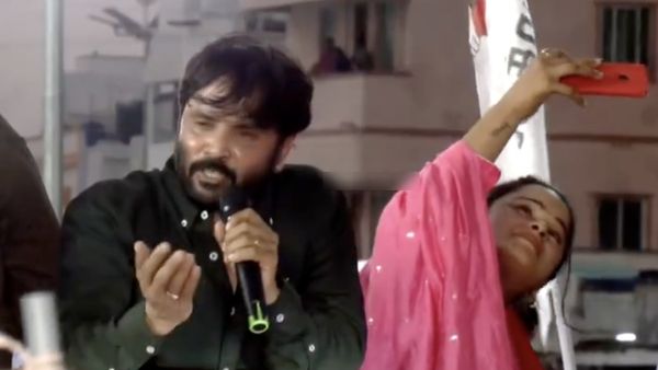 ஆக்ரோஷமாக பாஜகவை திட்டிய சினேகன்.. பிரசார வாகனத்தில் நின்று மனைவி கன்னிகா செய்ததை பாருங்க! அடடா