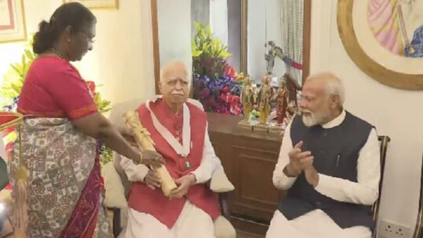 விழாவில் பங்கேற்காத அத்வானி.. வீட்டிற்கு சென்று பாரத ரத்னா விருது வழங்கிய ஜனாதிபதி திரௌபதி முர்மு