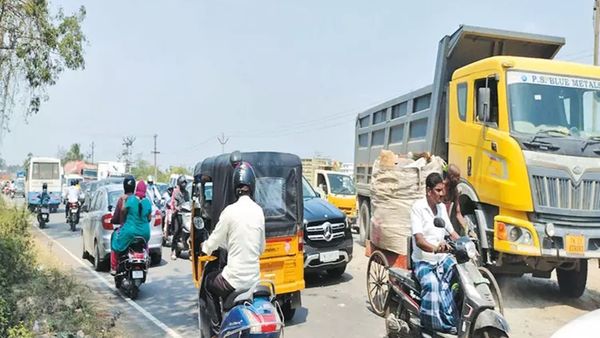 வண்டலூர் - கேளம்பாக்கம் சாலையில் தனியார் நிறுவன பஸ்கள் மோதி விபத்து.. மாணவர்கள் காயம்