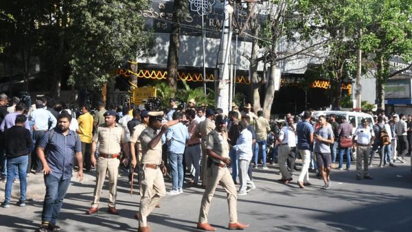 குண்டு வைத்துவிட்டு அசால்ட்டாக பஸ்ஸில் சென்ற நபர்? பெங்களூர் ராமேஸ்வரம் கஃபேவில் கிடைத்த அந்த பொருள்