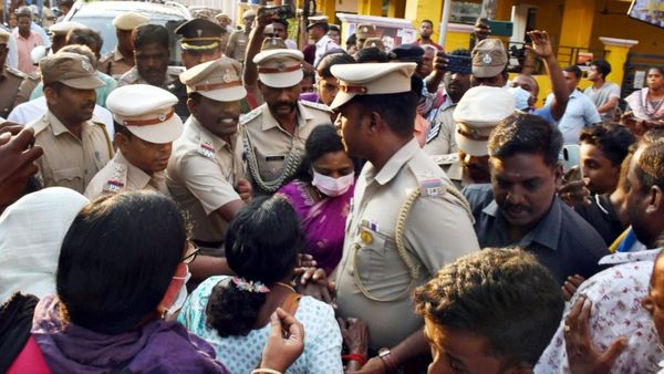 ‛தமிழிசைக்கு எதிராக கோஷம்’.. புதுச்சேரியில் சிறுமிக்கு அஞ்சலி செலுத்த வந்தபோது எதிர்ப்பு - பரபரப்பு