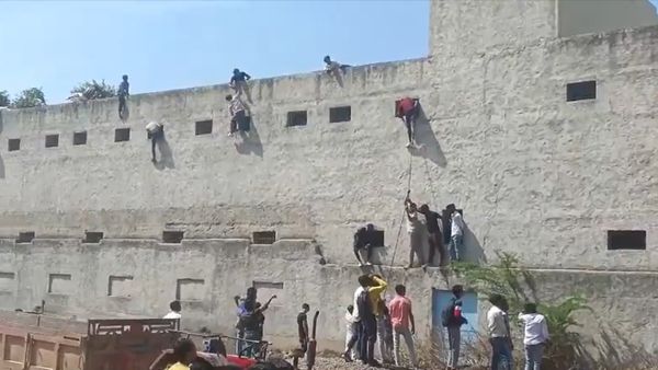 உயிரை பணயம் வைத்து பொதுத்தேர்வுக்கு ‛பிட்’.. பாஜக ஆளும் ஹரியானாவில் ஷாக்.. பரவும் வீடியோ