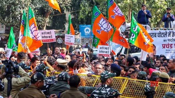 ஆம் ஆத்மிக்கு எதிராக.. பாஜக போட்டி போராட்டம்! கெஜ்ரிவால் பதவி விலக வலியுறுத்தல்! டெல்லியில் சலசலப்பு