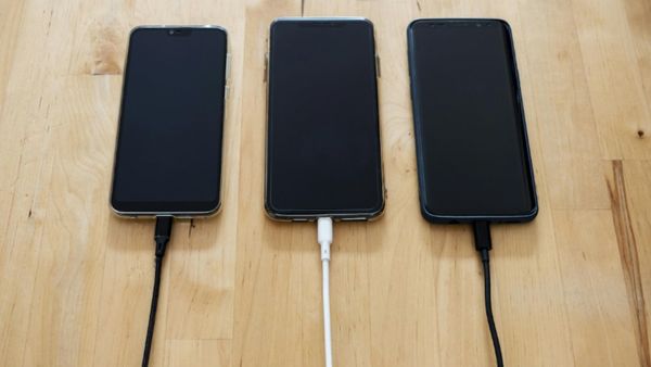 பஸ் ஸ்டாண்ட், ரயில் நிலையம்.. பொதுஇடங்களில் செல்போனுக்கு சார்ஜ் போடுறீங்களா? அவசியம் தெரிஞ்சுக்கோங்க