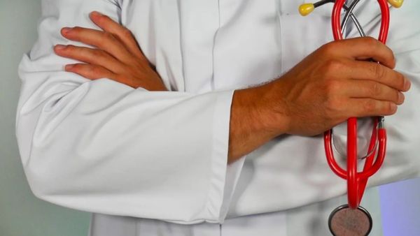 டாக்டர்களுக்கு விலை உயர்ந்த பரிசுகளை வழங்கக்கூடாது.. மருந்து நிறுவனங்களுக்கு அதிரடி கட்டுப்பாடு!