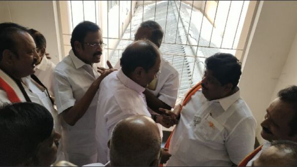 பழைய பாசம் மறக்கல! தேடிப் போய் பேசிய தங்கமணி.. அதிமுக வேட்பாளரை கட்டி அணைத்த கேபி ராமலிங்கம்.. ஆஹா!