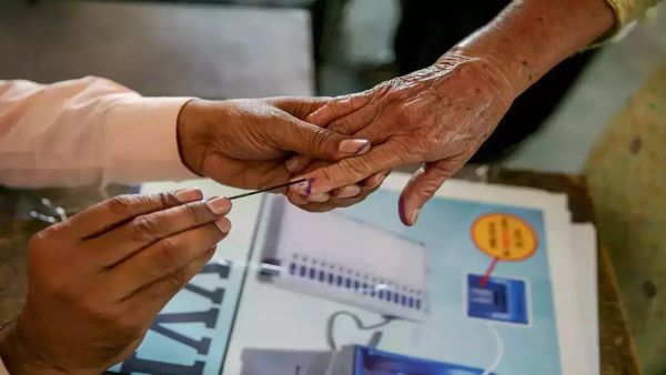 அடேங்கப்பா.. 100 சதவீத வாக்குப்பதிவு.. அதுவும் 4 மணிக்கே போலிங் ஓவர்.. கர்நாடகாவில் அதிசய கிராமம்!