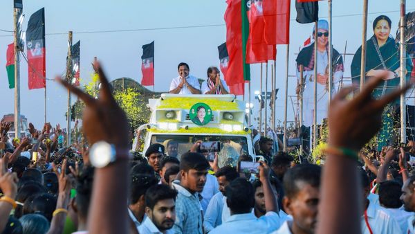 வீசும் அதிமுக அலை! 15ல் இரட்டை இலை வெல்லும் நிலை? மாறும் தமிழகத்தின் தேர்தல் களம்!