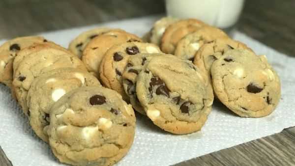 வைர மோதிரம் இருக்கலாம்.. பிஸ்கட்டை பார்த்து சாப்பிடுங்க.. இன்ப அதிர்ச்சி கொடுத்த பேக்கரி ஓனர்