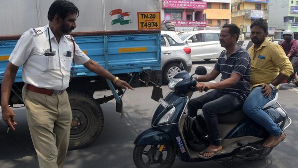 சென்னை மக்களே உஷார்.. வாகன நம்பர் பிளேட்டை உடனே பாருங்க! இல்லைனா ‛ஃபைன்’ விழும்.. போலீஸ் ‛வார்னிங்’