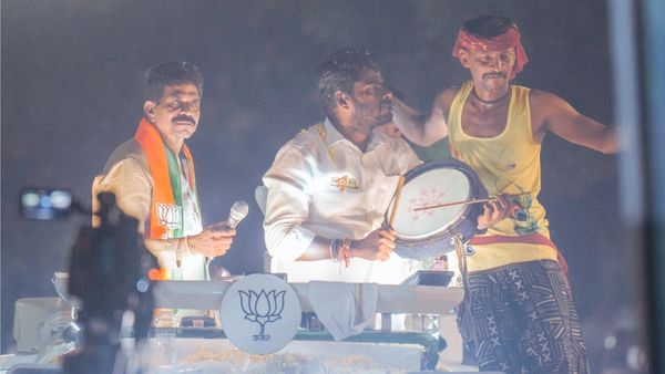 அண்ணாமலை பக்கத்துல நிற்கிறாரே.. கோவையில் மும்பை எம்.எல்.ஏ கேப்டன் தமிழ்ச்செல்வன்.. யார் இவர்?