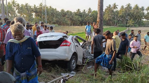 அதிவேகம்.. மரத்தில் மோதி நொறுங்கிய கார்.. திருவிழாவுக்கு போன 4 இளைஞர்கள் பலி.. நாமக்கல் அருகே சோகம்!