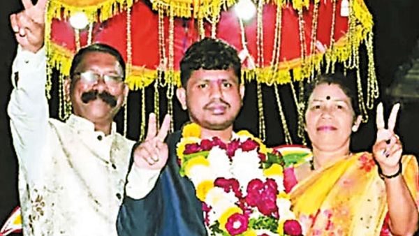 சிவில் சர்வீஸ் தேர்வில் 9வது முயற்சியில் தூய்மை பணியாளர் மகன் வெற்றி.. கலங்க வைத்த ரியல் ஸ்டோரி