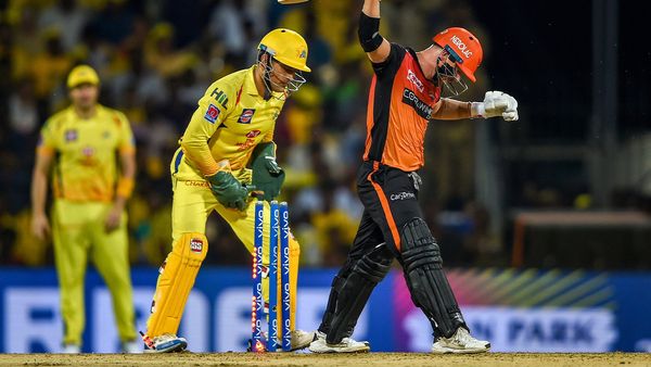 ரூபாய் நோட்டை மாற்றலாம்.. தோனியை மாற்ற முடியாது.. தனது ஸ்டைலில் பாராட்டிய சேவாக்